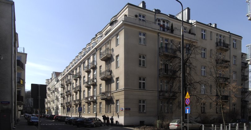 Fotografia budynku z rogu niegockiej i Komiskiej